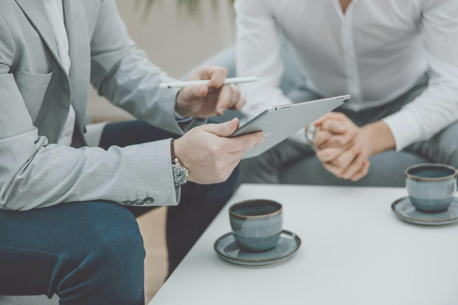 Modernes Trading-Setup mit mehreren Monitoren